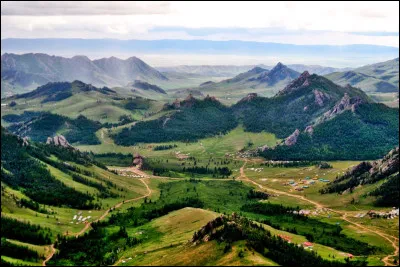 Voici le parc national de Gorkhi-Terelj, véritable merveille naturelle avec ses forêts et sa steppe vallonnée. Il se situe à une soixantaine de kilomètres d'une capitale en pleine expansion qui voit fleurir, ces dernières années, des quartiers périphériques constitués de yourtes d'anciens nomades attirés par la ville et cherchant à se sédentariser. Quelle est cette capitale ?
