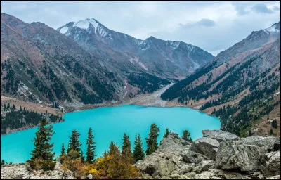 Ce lac d'Asie centrale, réservoir naturel situé à 2 510 mètres d'altitude, porte le nom d'une ville qui se trouve à 15 kilomètres de là et qui fut autrefois la capitale de son pays. Quel est ce lac ?