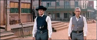 Accompagné par Anthony Quinn, le prévôt Henry Fonda vient remettre un peu d'ordre dans une petite ville terrorisée par une bande de cow-boys. Le shériff adjoint Richard Widmark est bien décidé à faire respecter la loi, aussi bien par les cow-boys que par le prévôt.
Film réalisé par Edward Dmytryk en 1959.