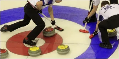 Bien, il est temps de parler règles de jeu : jusqu'à quelle ligne le lanceur a-t-il le droit de tenir la pierre dans sa main avant de la lancer ?