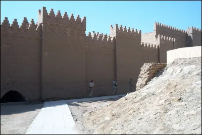 Quelle partie de la ville est défendue par l'enceinte extérieure ?