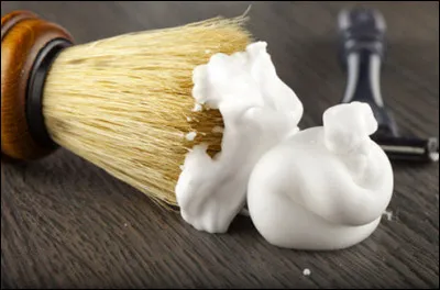 Il est accusé à tort de contrebande et pour sauver sa vie il raconte au calife Al-Mustansir Billah l'histoire de ses six frères. Qui est-ce ?