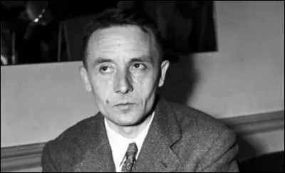 Cet écrivain, influencé par le romantisme noir et par le surréalisme, auteur du "Rivage des Syrtes", pour lequel il a refusé recevoir le prix Goncourt en 1951, puis du roman "Un balcon en forêt", se prénomme ...