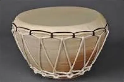 Voici un nacaire, un instrument datant du Moyen-Âge. Quel nom lui donnait-on à cette période ?