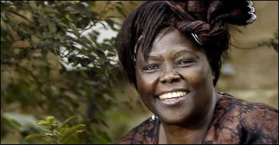 Qui est cette militante politique et écologiste originaire du Kenya, souvent surnommée "la femme des arbres", qui est la première femme africaine à avoir reçu le prix Nobel de la Paix, en 2004, en l'honneur de sa contribution pour le développement durable, la démocratie et la paix ?