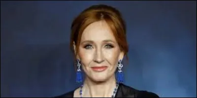 Qui a écrit cette série de sept romans à grand succès, qui raconte les aventures d'un jeune apprenti sorcier et de ses amis à l'école de sorcellerie Poudlard ?