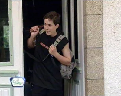 À la fin de l'épisode 1, pourquoi le pensionnaire du nom de Kevin quitte-t-il définitivement le pensionnat ?