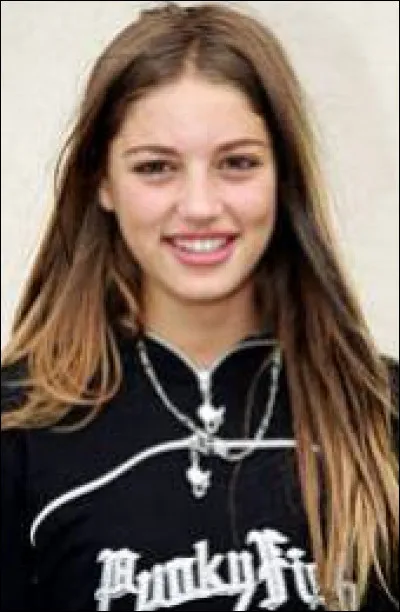 Quelle est la punition de Charlotte à la fin de l'épisode 3 à cause de son comportement ?