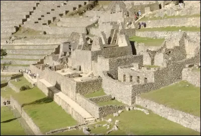 Nous irons maintenant au Pérou pour admirer ce célèbre site inca, se trouvant dans les Andes. Les chercheurs se demandent encore pourquoi cette cité a été bâtie à 2430 m d'altitude. Comment se nomme ce site ?
