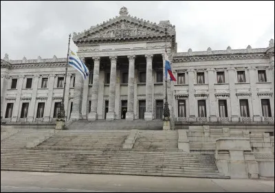 Continuons vers l'Uruguay, à la capitale, Montevideo, où se trouve le palais législatif de l'Uruguay, construit dans un style néo classique. Comment se nomme ce monument ?