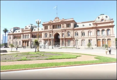 Nous partons maintenant pour l'Argentine, nous avons fait la maison du président américain au tour du président argentin qui vit dans ce bâtiment, qui a une couleur rose-rouge qui lui va très bien. Construit en 1873, dans un style néo-classique , en plein centre de Buenos Aires , comment se nomme ce monument ?