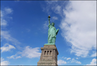 Commençons notre excursion touristique aux États6Unis, nous sommes à New York, ce monument a été offert en signe d'amitié par les Français aux Américains. Quel est ce monument ?