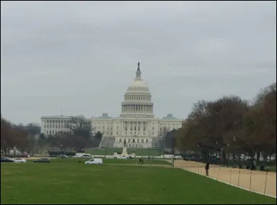Restons aux États-Unis, mais allons à la capitale, ce monument que tout le monde connaît, où vit le président, comment se nomme-t-il ?