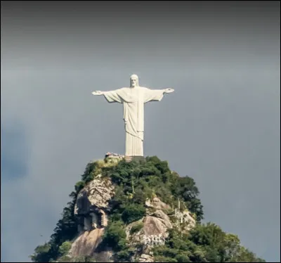 Allons au pays de la samba et du foot, nous sommes à Rio de Janeiro avec cette statue qui est le monument brésilien le plus connu. Comment se nomme ce monument ?