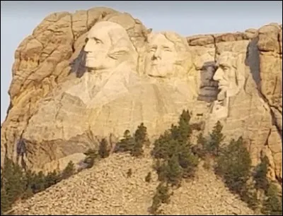 Décidément un retour au États-Unis s'impose, cette fois-ci direction le Dakota du Sud, nous sommes dans les alentours de Rapid City. Nous pouvons admirer ces magnifiques sculptures dans la pierre d'une colline représentant 4 présidents : Abraham Lincoln, Thomas Jefferson, George Washington et Theodore Roosevelt . Comment se nomme ce monument ?