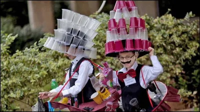 Purim est une fête célébrée annuellement à Tel-Aviv. Que doivent particulièrement faire les gens durant cette fête ?