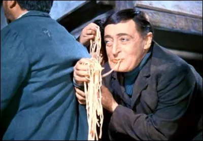 Dans quel film italien de 1954, Toto se délecte-il d'un plat de spaghettis au point d'en attraper par poignées ?