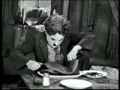 De quel film est extraite cette scène mythique où on aperçoit Charlot aux prises avec un délicieux soulier bouilli comme une poule-au-pot fumante, accompagné de son lacet-spaghetto ?