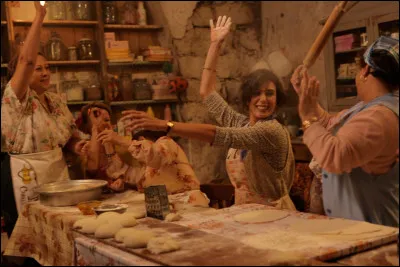 Dans quel film franco-libanais de 2011, aperçoit-on des femmes préparant des sucreries et des boissons additionnées de haschich et de calmants pour endormir les hommes sur fond de conflit religieux ?