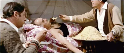 Quel film italien, sorti en 1973, met en scène quatre amis qui décident de s'isoler un week-end dans la villa de l'un d'entre-eux et de manger jusqu'à en mourir ?