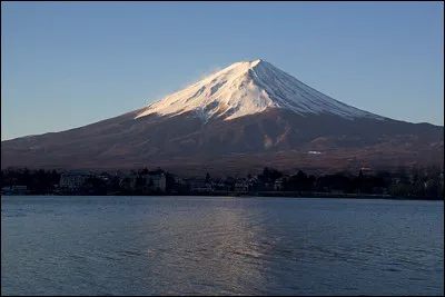 Quelle est l'altitude du mont Fuji, ce volcan japonais dont la dernière éruption date de l'an 1707 ?