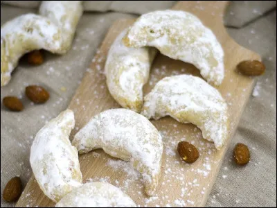 Pâtisseries originaires du Maroc en forme de petits croissants, contenant notamment de la pâte d'amande et de l'eau de fleur d'oranger, nous sommes...
