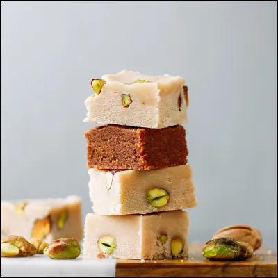 Confiserie dense et sucrée, originaire du Moyen-Orient mais également servie en Asie centrale, en Asie du Sud, en Europe de l'Est, au Caucase, en Afrique du Nord et dans la Corne de l'Afrique, je suis...