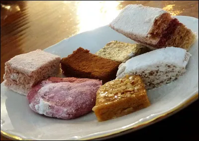 Confiseries de fruits, confiseries traditionnelles russes, sont décrites comme "de petits carrés de pâte de fruits pressés" et "des bouffées légères et aérées avec une délicate saveur de pomme", nous sommes...