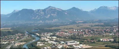 Ville de 7 000 habitants du département de l'Isère, située dans la vallée du Grésivaudan, à l'entrée de la cluse de Chambéry et de la Combe de Savoie :