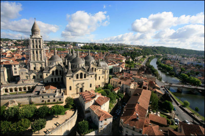 Ville de 30 000 habitants du département de la Dordogne, située dans un vaste méandre de l'Isle :