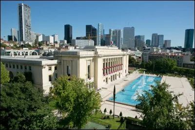 Ville de 45 000 habitants du département des Hauts-de-Seine, située sur la rive gauche de la Seine, comprenant une partie du quartier de la Défense :