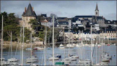 Ville de 15 000 habitants du département de la Loire-Atlantique, située en pays de Retz, au bord de l'Atlantique :