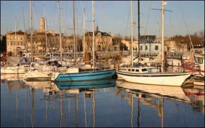 Petite ville de 5 000 habitants du département de la Gironde, située sur la rive gauche de l'estuaire, en bordure du Médoc :