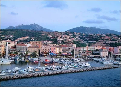 Petite ville de 3 700 habitants du département de la Corse du sud, située en bordure de son golfe, sur la côte sud-ouest de l'île :