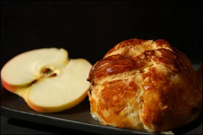 Quelle est cette pâtisserie picarde où une pomme évidée et enroulée dans de la pâte feuilletée puis arrosée de sucre et de beurre ?