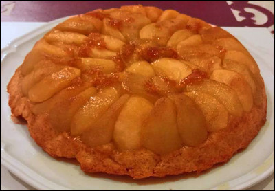 Quelle est cette tarte aux pommes caramélisées avec du sucre et du beurre, le tout recouvert d'un disque de pâte ?