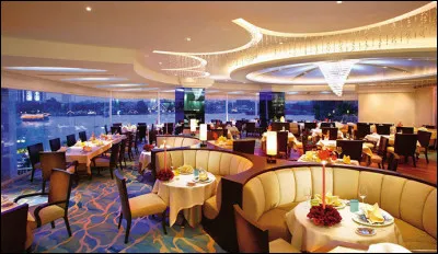 Cet h&ocirc;tel de luxe embl&eacute;matique, nomm&eacute; "Mandarin Oriental", situ&eacute; sur les bords du fleuve Chao Phraya, appartient au "royaume de Siam" ! Dans quelle ville fascinante ?