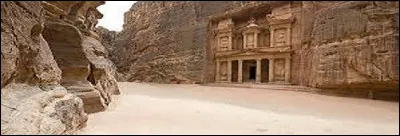 On la surnomme « La Bariolée » mais en raison de sa minéralité elle est aussi désignée par la périphrase [...].