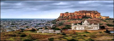 « Cité du soleil » ou « ville bleue » tels sont les surnoms qui désignent cette ville du Rajasthan.