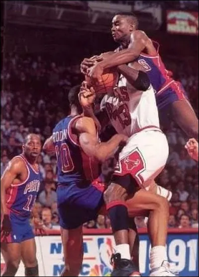 En 1989, quel ancien joueur des Pistons de Detroit (surnommé 'Zeke') a mis au point avec ses coéquipiers, une tactique spéciale anti-Jordan, la "Jordan Rules" ?