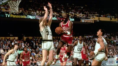 Quelle ancienne légende du basketball, a dit (en parlant de Michael Jordan) que c'était "juste Dieu déguisé en Michael Jordan" ?