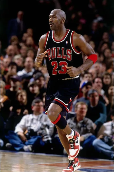 Pour l'un de ses derniers matchs en 1998, contre quelle équipe MJ ressort-il sa première paire de Air Jordan et finit-il le match avec 42 points et des pieds ensanglantés ?