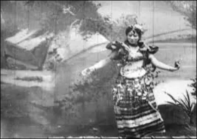 La première apparition dans un film d'une danseuse orientale date de 1894, avec "Fatima, danse du ventre".
