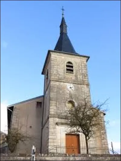 Nous sommes dans le Grand-Est devant l'&eacute;glise Saint-Laurent de Manonville. Village de l'arrondissement de Toul, il se trouve dans le d&eacute;partement ...