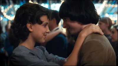 Sur quelle chanson Mike et Eleven dansent-ils au bal de l'école ?