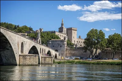 Av - Dans quel département la ville d'Avignon se situe-t-elle ?