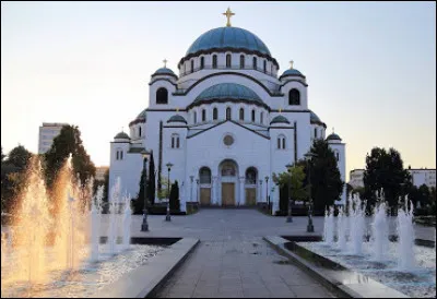 Après être remonté dans le train, vous faites une nouvelle escale à Belgrade pour visiter les monuments. Vous tombez alors sur l'église Saint-Sava. Quelle religion est pratiquée par les fidèles qui participent aux cérémonies dans cette église ?