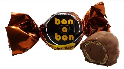 Quelle sucrerie utilise Romilda Vane pour y verser un filtre d'amour destiné à Harry ?