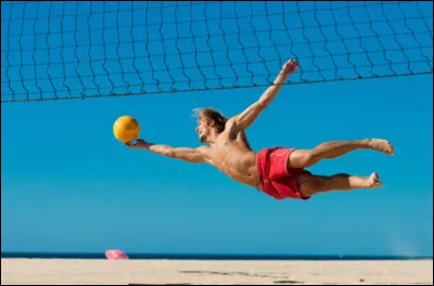 Très confidentiel chez nous, voici le sepak takraw, sport très populaire en Asie du sud-est où il fut créé. On pourrait le définir comme un mélange de deux sports beaucoup plus connus. Lesquels ?