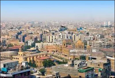 Karachi est la plus grande ville de son pays. Lequel ?